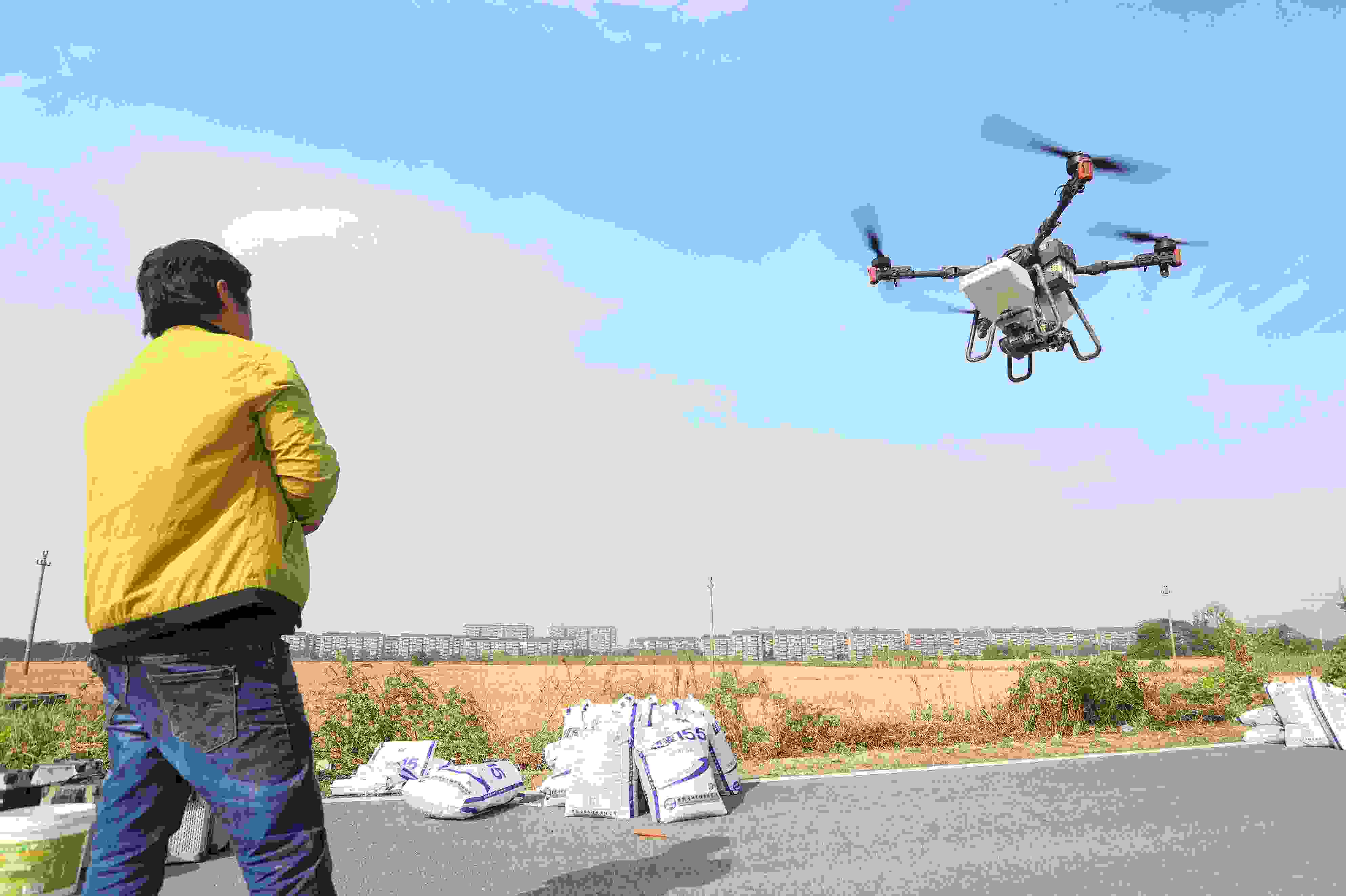 2023年11月15日，浙江嘉興，南湖區(qū)七星街道一處農(nóng)田里，農(nóng)民操縱無人機(jī)進(jìn)行冬小麥飛播。