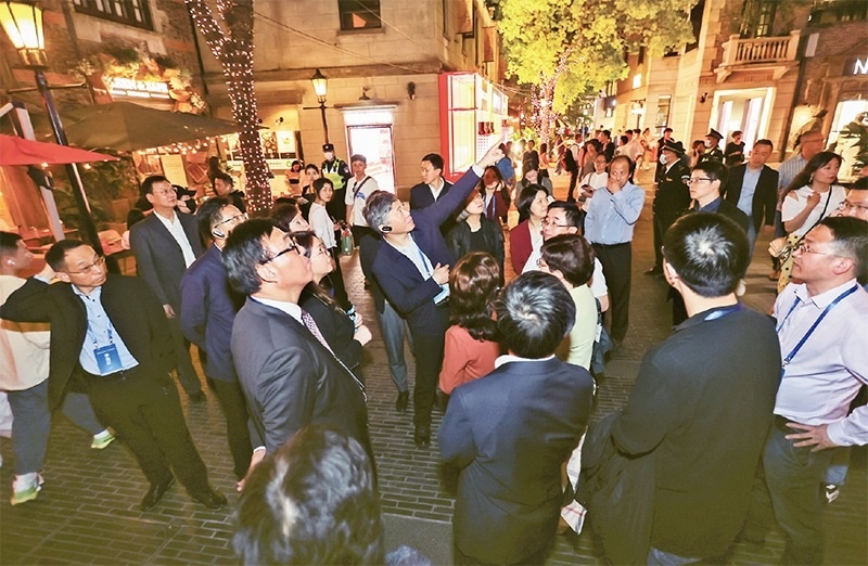 2023年4月18日，全國無黨派人士考察團(tuán)來到位于上海市黃浦區(qū)的上海新天地開放式街區(qū)考察夜經(jīng)濟(jì)。 新華社記者 王翔/攝