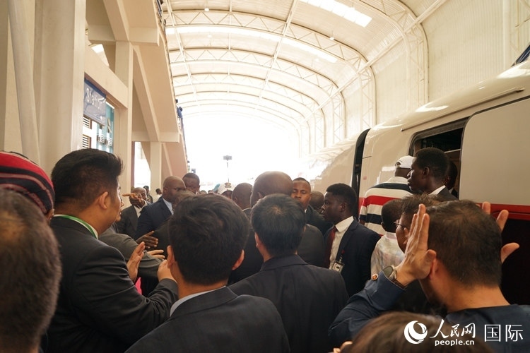 人們爭相前往紅線試乘。人民網記者 姜宣攝