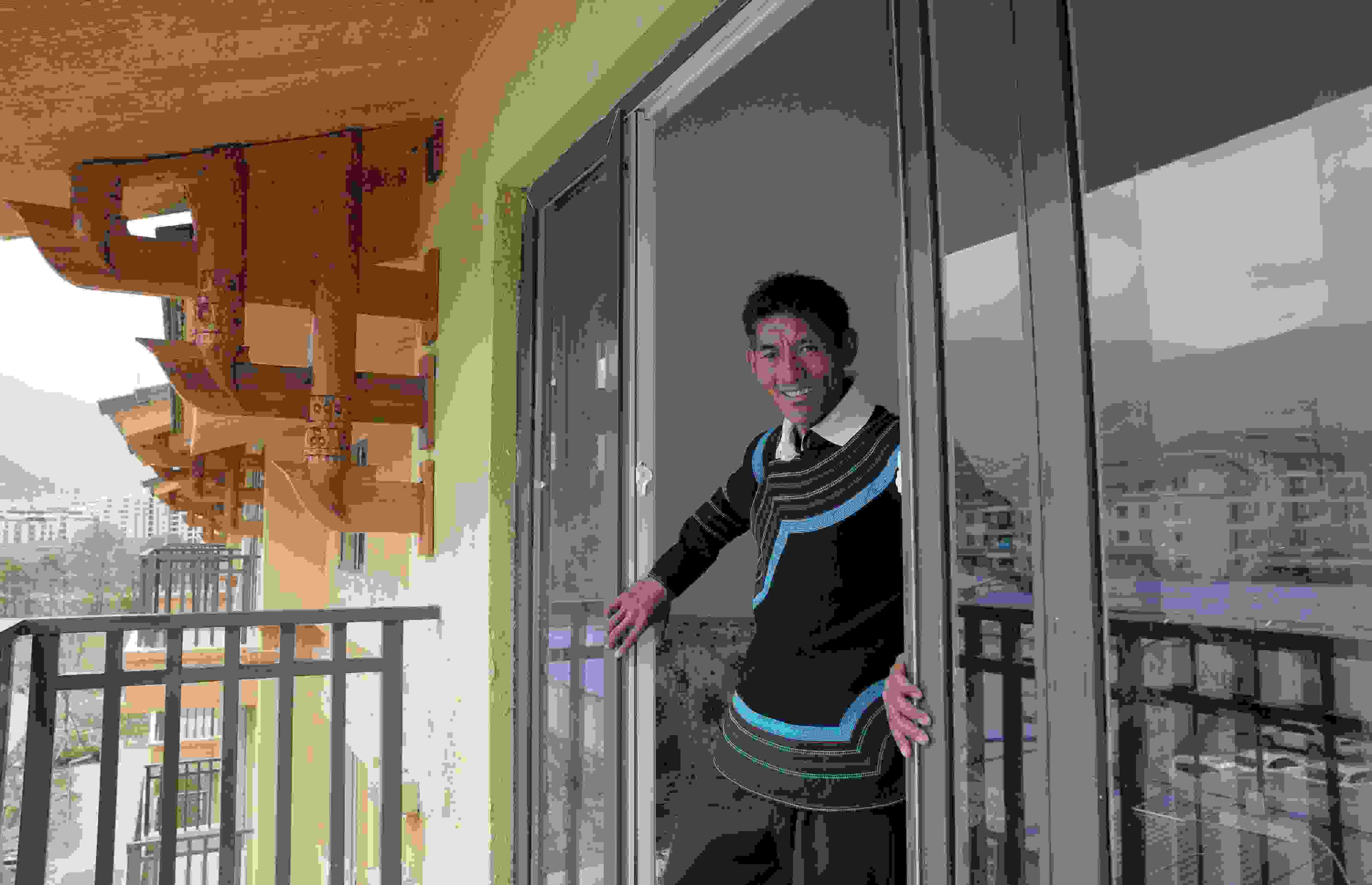 2020年5月14日，四川涼山彝族自治州昭覺縣，“懸崖村”村民某色伍哈入住新房。