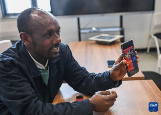 2月15日，在亞的斯亞貝巴的埃塞俄比亞聯(lián)邦職業(yè)技術(shù)培訓(xùn)學(xué)院，魯班工坊當(dāng)?shù)亟處熂s納斯·阿凱萊（中文名艾友涵）展示在中國(guó)學(xué)習(xí)時(shí)的照片。