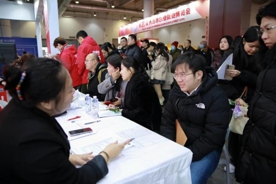 求職者與用人單位溝通交流。新華社記者 張博群 攝