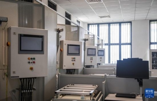 這是2月15日在亞的斯亞貝巴的埃塞俄比亞聯(lián)邦職業(yè)技術(shù)培訓(xùn)學(xué)院魯班工坊內(nèi)拍攝的機(jī)電一體化設(shè)備。