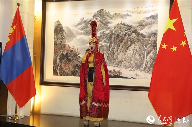 呼麥演唱。人民網(wǎng)記者 霍文攝