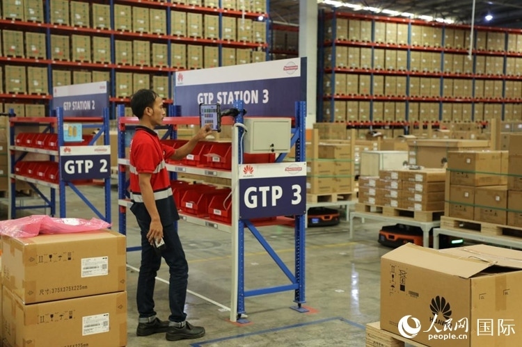 華為5G智能倉(cāng)庫里，工作人員正在利用智能系統(tǒng)辦公。人民網(wǎng)記者 曹師韻攝