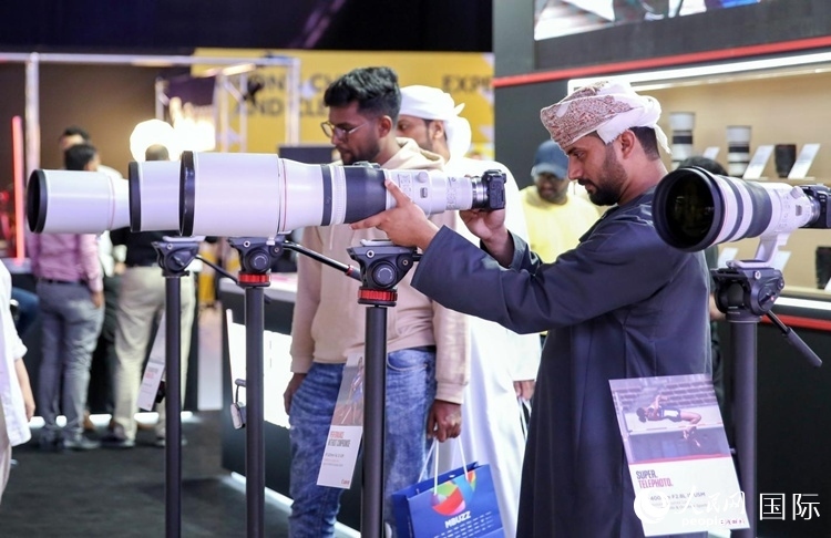 參觀者在體驗(yàn)攝影設(shè)備。人民網(wǎng)塔里克·易卜拉欣攝