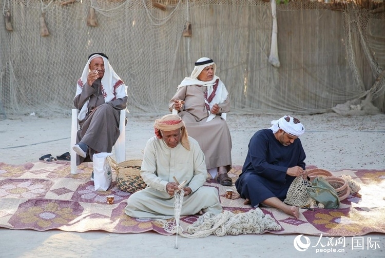 漁民演示制作漁網(wǎng)。人民網(wǎng) 塔里克·易卜拉欣攝