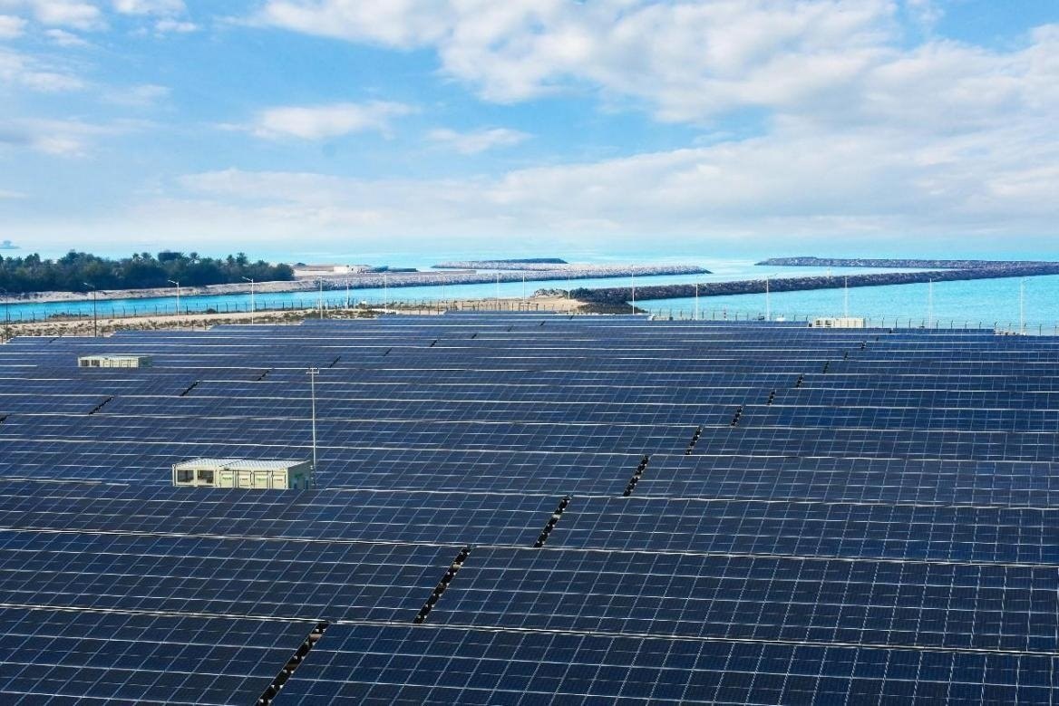 項目廣泛采用光伏補(bǔ)償發(fā)電系統(tǒng)，降低能源消耗。山東電建三公司供圖