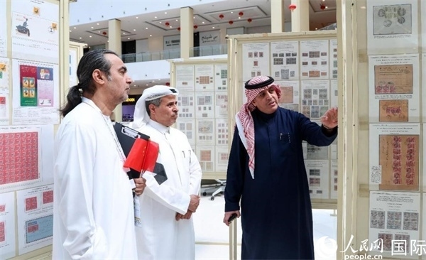 觀眾在欣賞集郵展作品。人民網(wǎng)記者 任皓宇攝