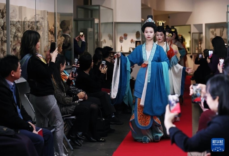 3月13日，在位于法國巴黎的吉美國立亞洲藝術(shù)博物館，模特展示敦煌復(fù)原服飾。新華社記者 高靜 攝