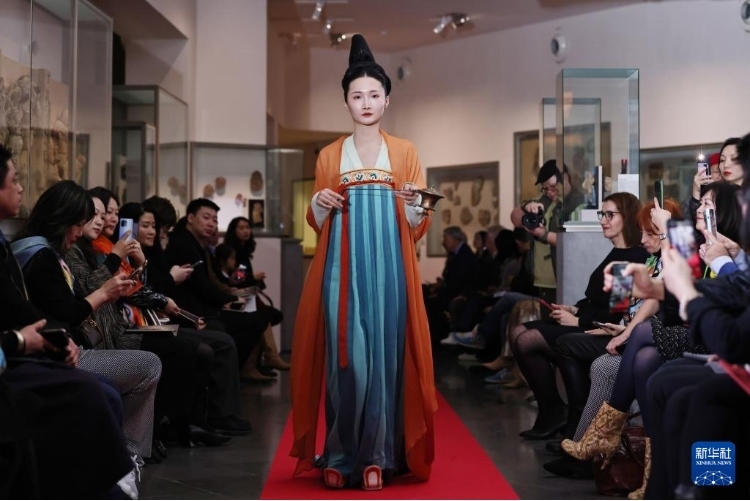 3月13日，在位于法國巴黎的吉美國立亞洲藝術(shù)博物館，模特展示敦煌復(fù)原服飾。新華社記者 高靜 攝