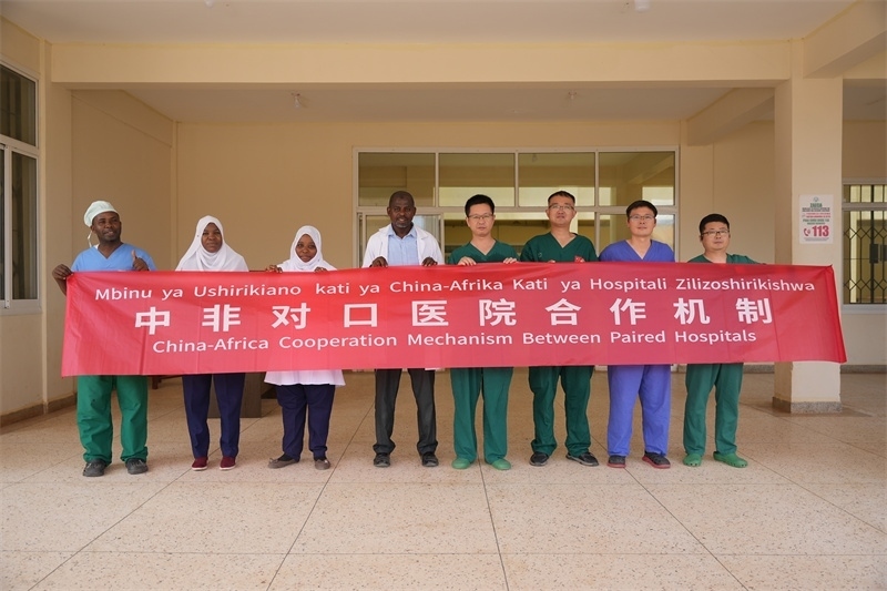 醫(yī)療隊(duì)隊(duì)隊(duì)員和基文吉區(qū)醫(yī)院院長（左四）及醫(yī)護(hù)人員合影。中國援桑醫(yī)療隊(duì)供圖