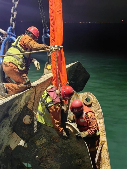 工作人員正在修理橫移錨纜。 “天鯤號(hào)”供圖