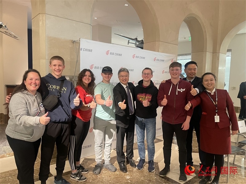 師生們出發(fā)前與國(guó)航工作人員合影留念。人民網(wǎng)記者 鄧圩攝