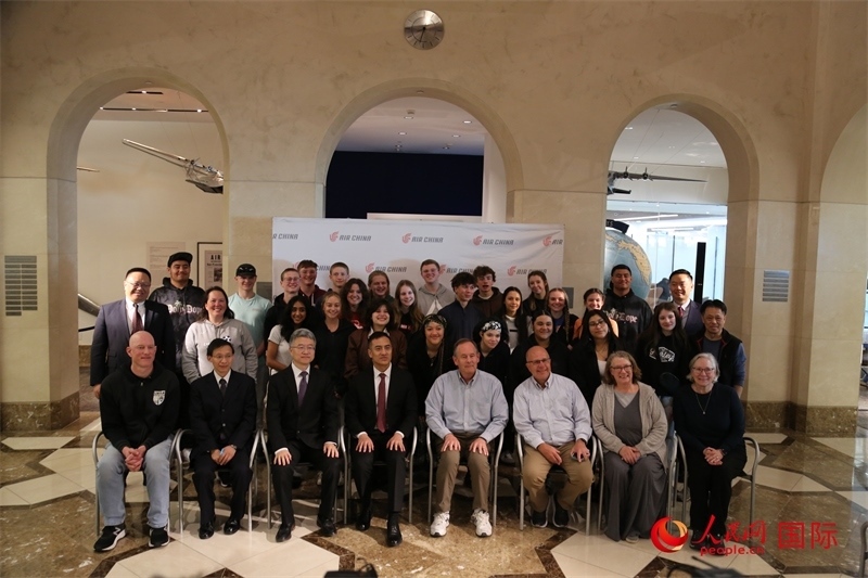 美國(guó)高中學(xué)生交流團(tuán)全體與前來(lái)送行的各方代表合影。人民網(wǎng)記者 鄧圩攝