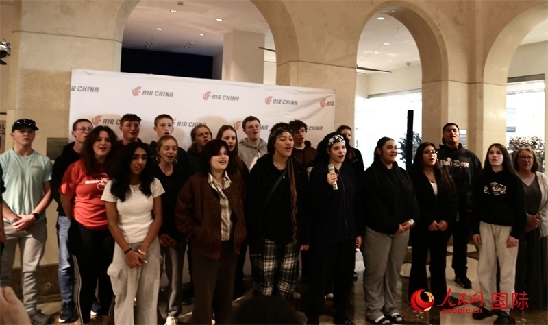 全體美國(guó)高中生合唱《希望的田野》。人民網(wǎng)記者 鄧圩攝