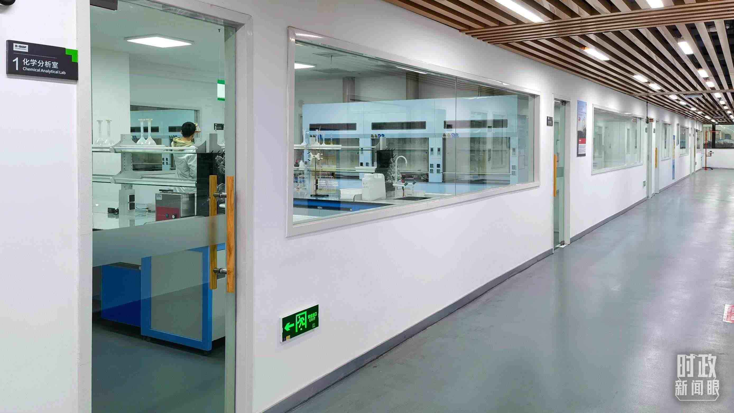 △巴斯夫杉杉電池材料有限公司化學(xué)分析室。（總臺央視記者石丞拍攝）