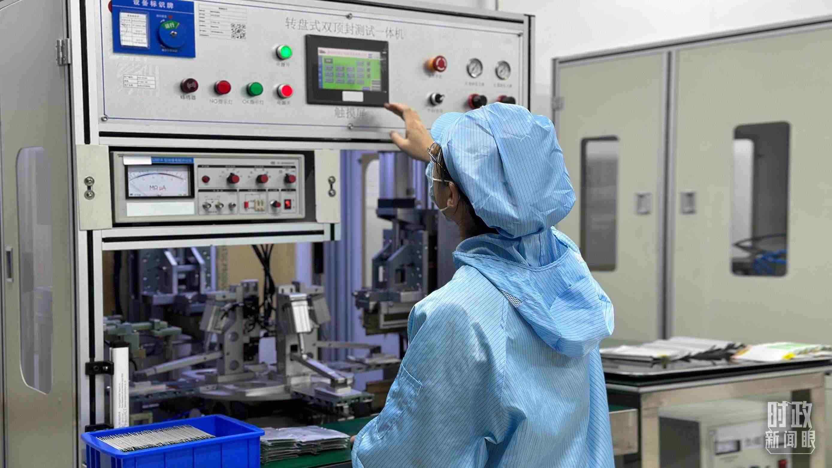 △企業(yè)電池技術(shù)中心內(nèi)，員工正在進行電池封裝。（總臺央視記者盧心雨拍攝）