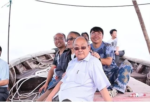 楊士莪院士參加海試。哈爾濱工程大學(xué)供圖