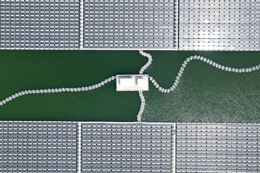 2022年8月25日拍攝的潁上縣毛圩水上光伏電站（無人機照片）。近年來，安徽省阜陽市潁上縣古城鎮(zhèn)積極推進采煤沉陷區(qū)治理工作，將昔日的采煤沉陷區(qū)建設成水上光伏電站，既減少占用土地面積，又能生產清潔能源。