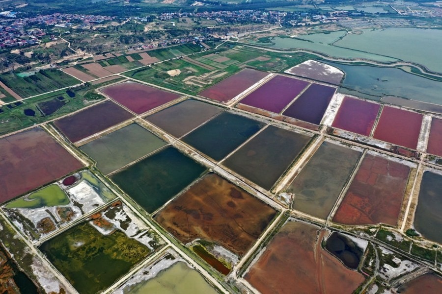 這是2023年7月11日拍攝的山西運城鹽湖一角（無人機照片）。按照“生態(tài)優(yōu)先、保護為主、適度開發(fā)”的原則，2020年9月，運城市全面停止鹽湖范圍內的工業(yè)生產活動。近年來，千年鹽湖正在向生態(tài)保護、風貌重塑、產業(yè)轉型、全域旅游的“綠色發(fā)展”轉變。