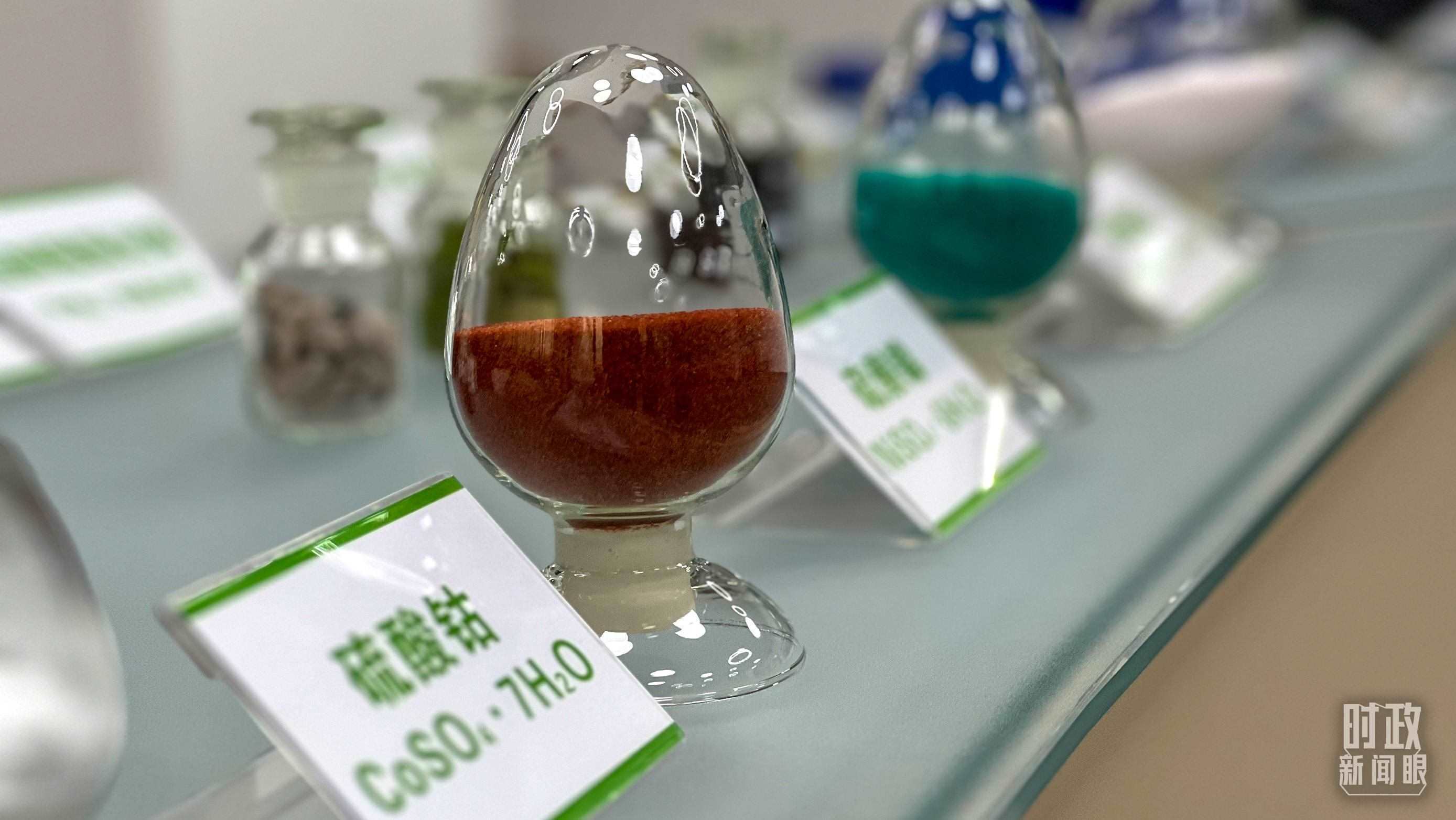 △巴斯夫杉杉電池材料有限公司的產(chǎn)品展示。（總臺(tái)央視記者李煒拍攝）