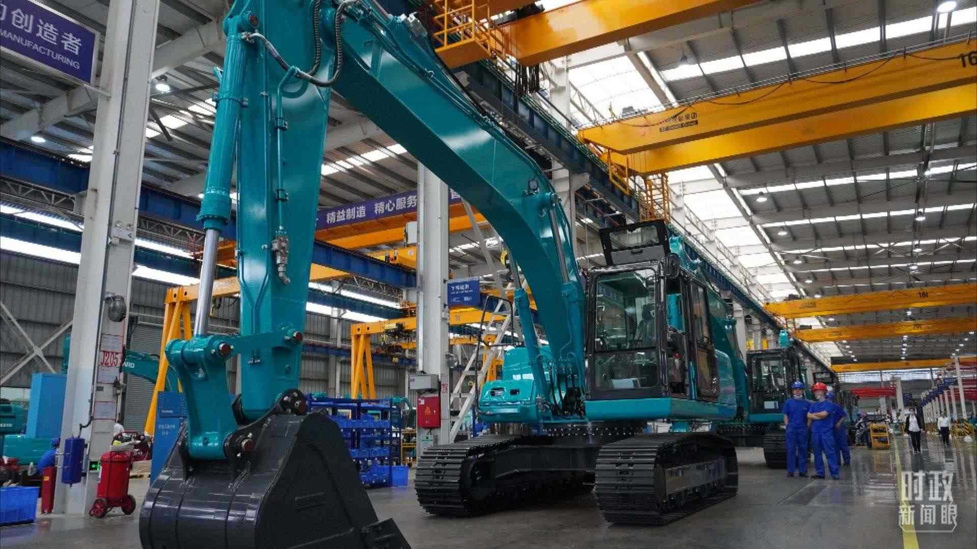 △這是山河智能大型挖掘機(jī)的組裝車間。2020年9月，習(xí)近平曾到此地考察。（總臺(tái)央視記者郭曉龍拍攝）