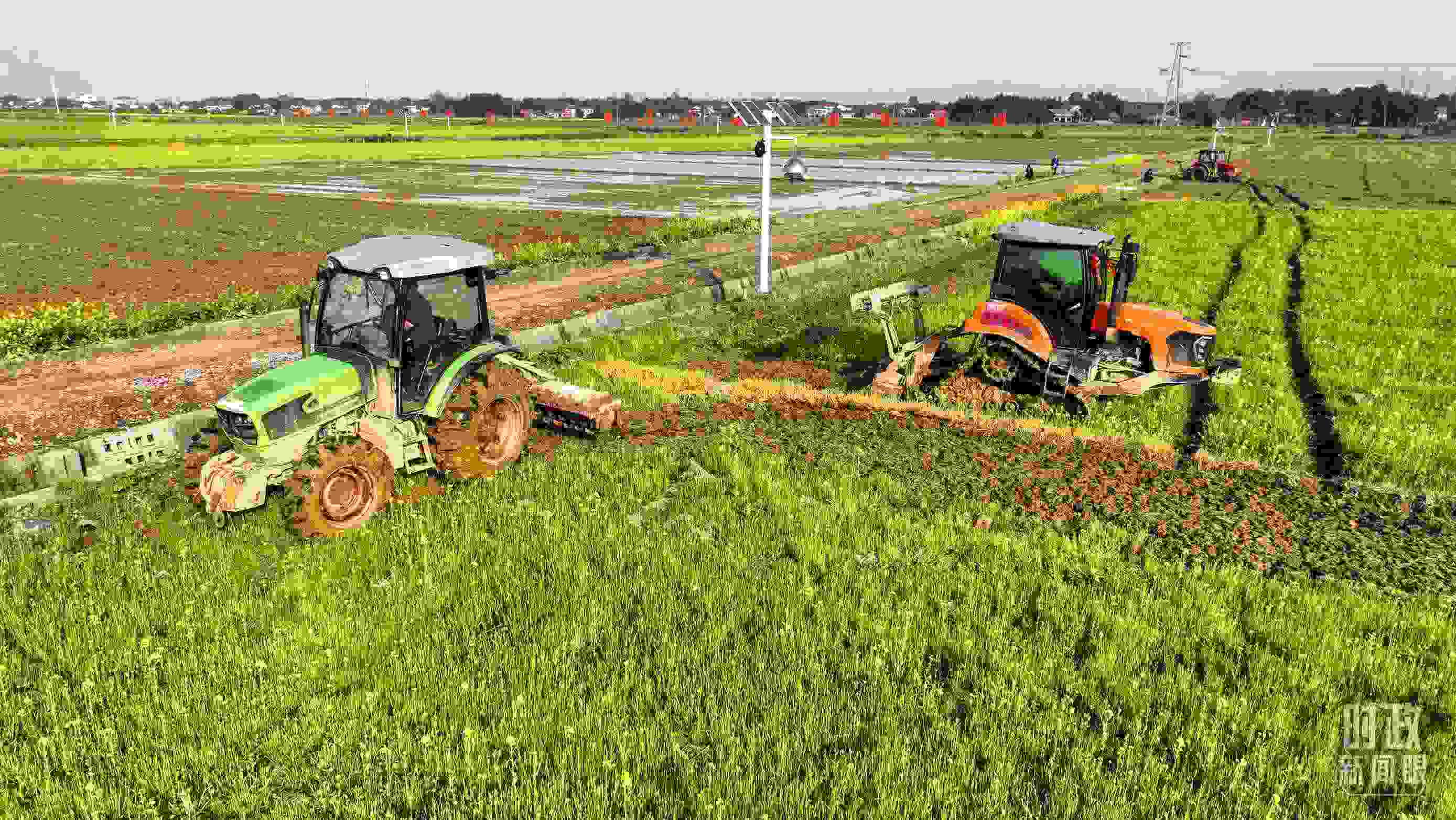 △位于港中坪村的糧食生產(chǎn)萬畝綜合示范片區(qū)，春耕備耕生產(chǎn)繁忙。（總臺(tái)央廣記者潘毅拍攝）