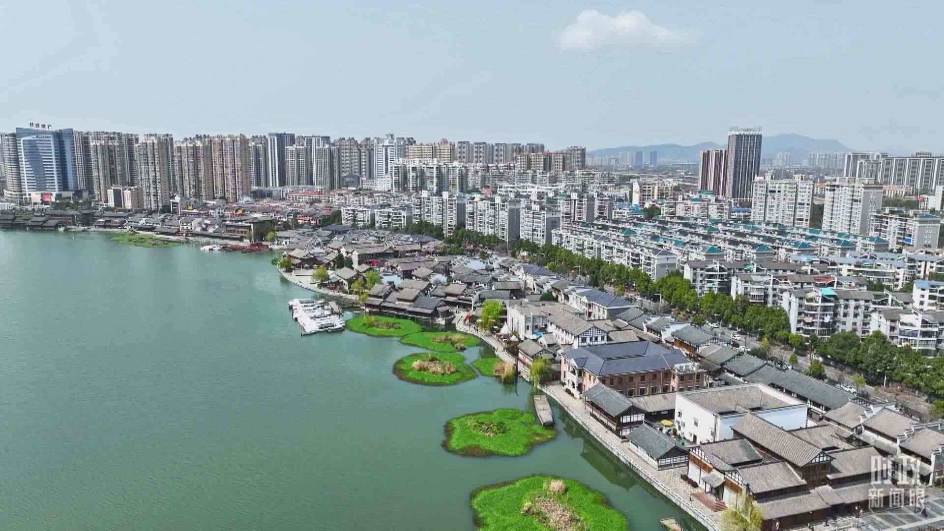 △沅江江畔，常德河街與現(xiàn)代建筑交相輝映。（總臺(tái)央視記者范凱拍攝）