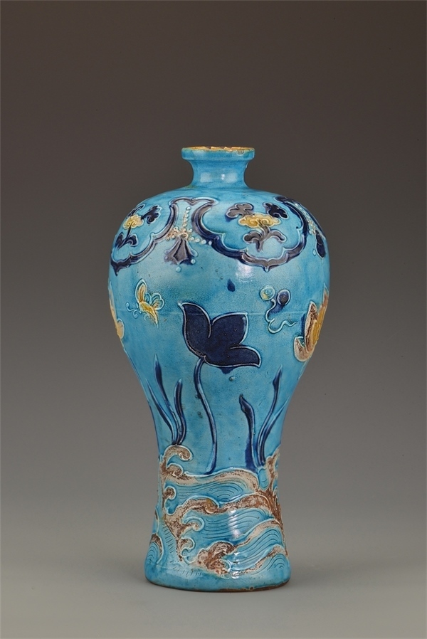 一號(hào)沉船出水的琺華彩蓮紋梅瓶。中國(guó)文物報(bào)社供圖