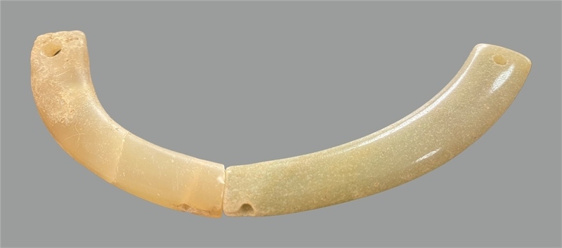 馬家浜文化晚期玉璜。中國文物報(bào)社供圖