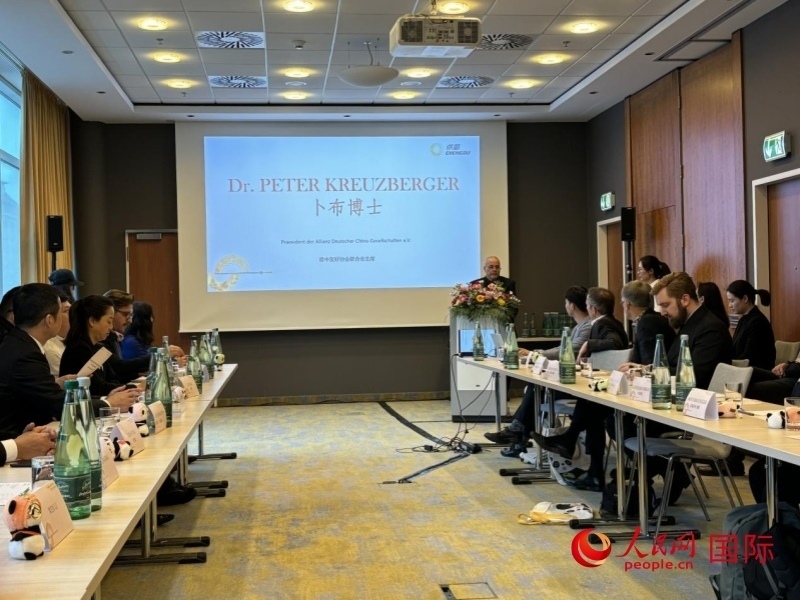 在成都文化旅游（柏林）推介座談會(huì)上，德中友好協(xié)會(huì)聯(lián)合會(huì)主席卜布致辭。人民網(wǎng)記者張慧中攝