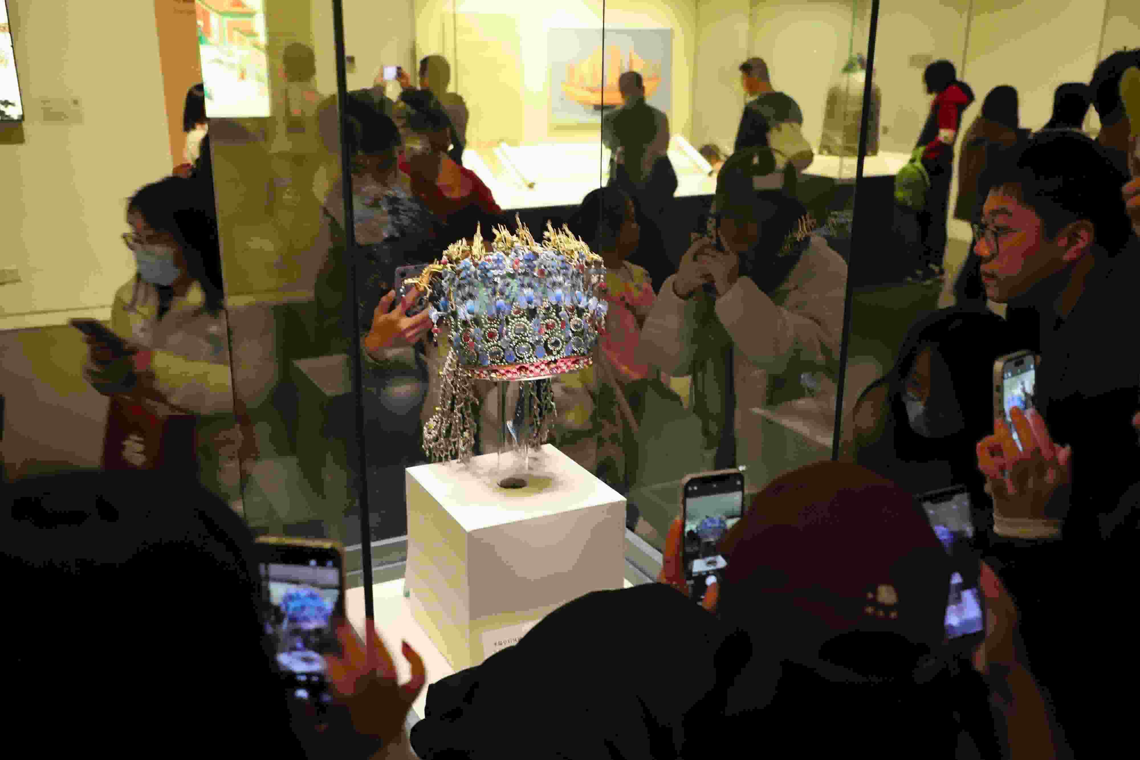 △ 2024年3月9日，北京，中國國家博物館，來自天南海北的游客在參觀藏品。