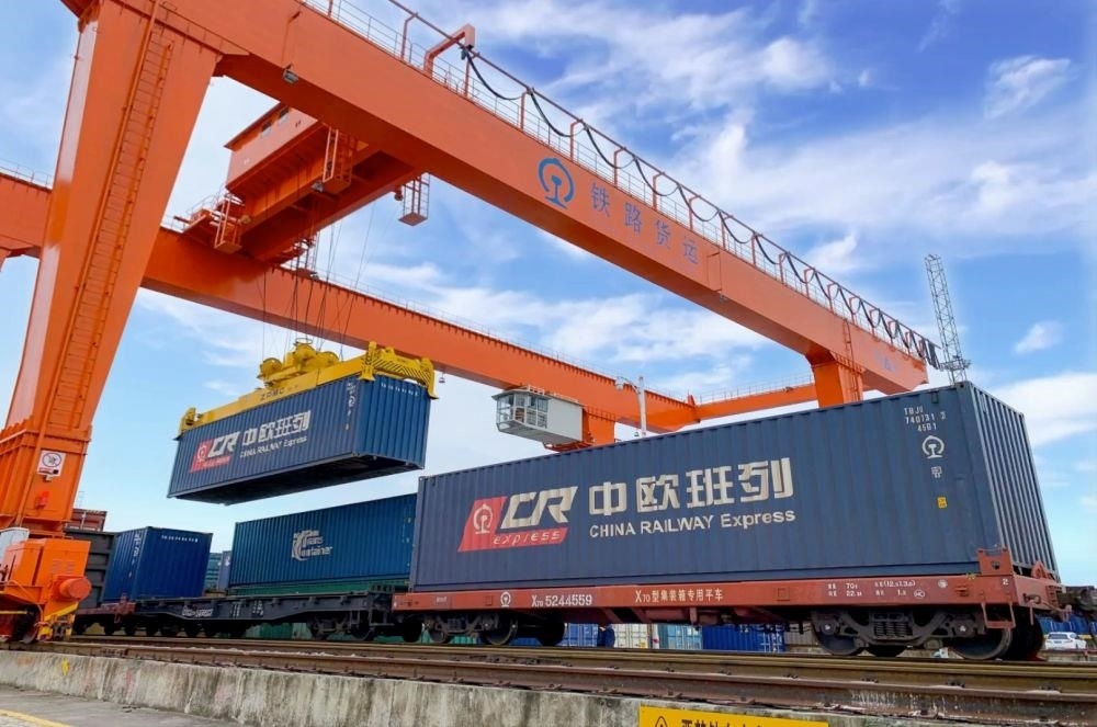 △2022年4月29日，在安徽合肥北站物流基地集裝箱作業(yè)區(qū)，準(zhǔn)備發(fā)運(yùn)的中歐班列集裝箱。