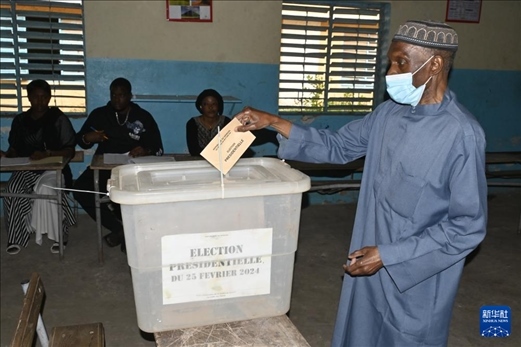 3月24日, 選民在塞內加爾首都達喀爾的一處投票站投票。新華社發(fā)（登巴·蓋伊攝）