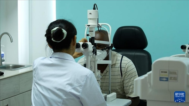 3月4日，在多米尼克羅索的中多友誼醫(yī)院眼科中心，援多醫(yī)療隊(duì)成員、南方醫(yī)科大學(xué)第三附屬醫(yī)院眼科主治醫(yī)師魯志卿為病人做檢查。新華社記者 王朝 攝