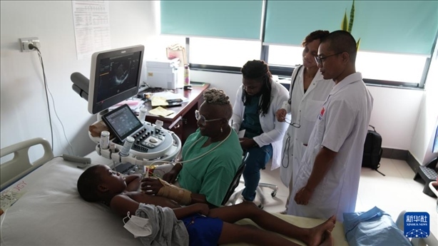 3月4日，在多米尼克羅索的中多友誼醫(yī)院，援多醫(yī)療隊(duì)成員、南方醫(yī)科大學(xué)第五附屬醫(yī)院心血管內(nèi)科主治醫(yī)師駱志鵬與當(dāng)?shù)蒯t(yī)生共同診療。新華社記者 王朝 攝