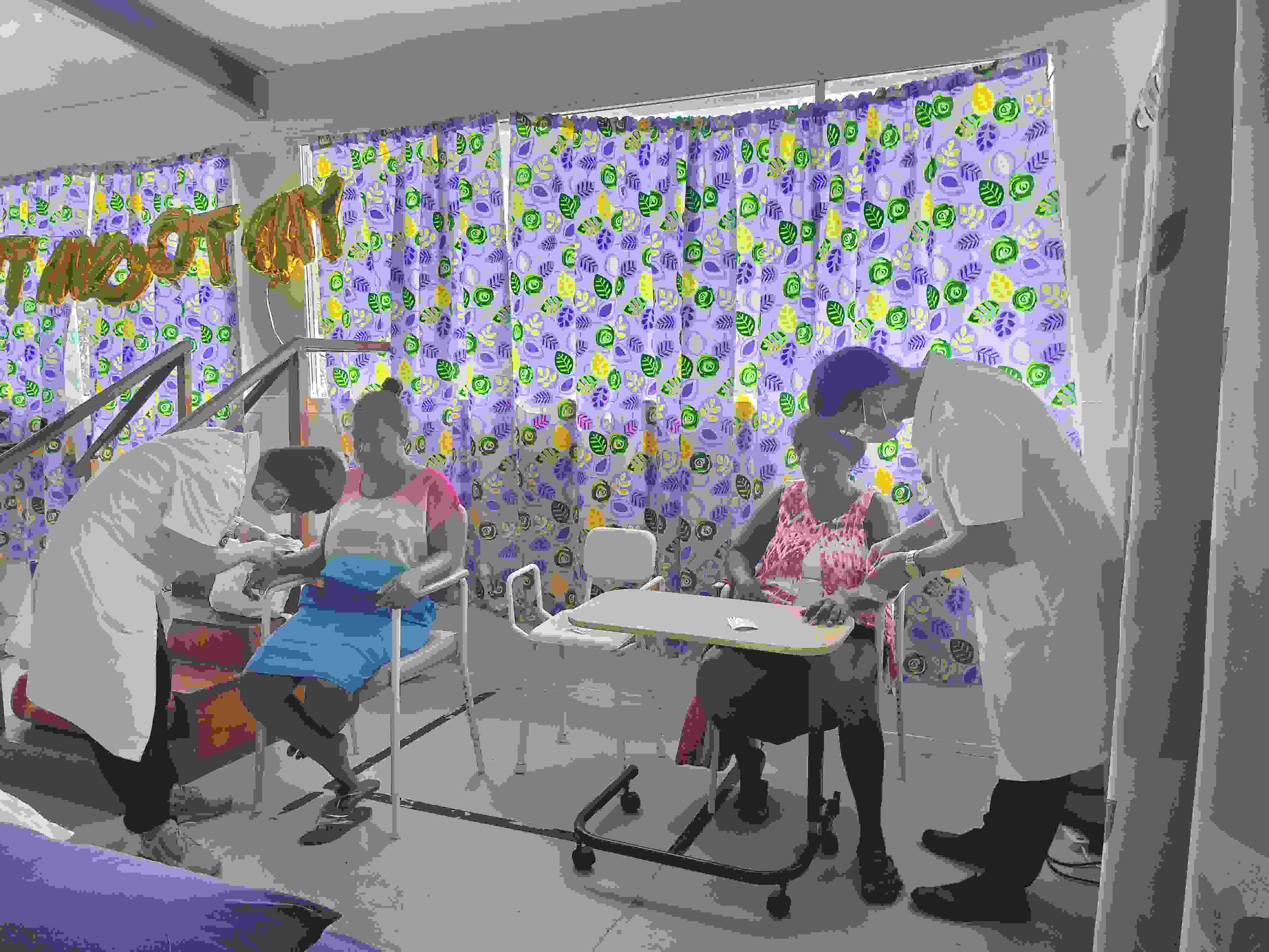 2023年7月3日，中國(guó)援助所羅門群島醫(yī)療隊(duì)針灸大夫在所羅門群島首都霍尼亞拉國(guó)家轉(zhuǎn)診醫(yī)院為患者治療。