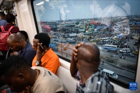 2月28日，在尼日利亞拉各斯，人們乘坐輕軌藍(lán)線列車。新華社記者 韓旭 攝