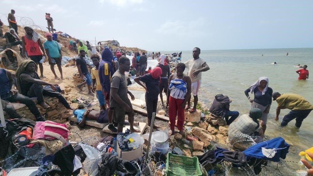 2023年7月26日，在突尼斯與利比亞邊境的艾季迪爾角，眾多移民滯留在地中海海岸邊。新華社發(fā)（哈姆扎·圖爾基亞攝）
