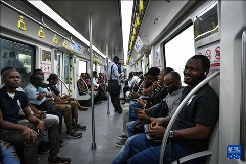 2月28日，在尼日利亞拉各斯，人們乘坐輕軌藍(lán)線列車。新華社記者 韓旭 攝