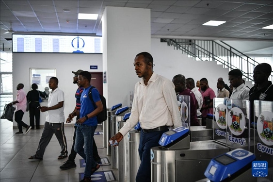 2月28日，在尼日利亞拉各斯，人們在輕軌藍(lán)線碼頭站刷卡出站。新華社記者 韓旭 攝