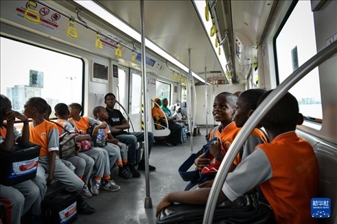 2月28日，在尼日利亞拉各斯，一所小學(xué)的學(xué)生們體驗乘坐輕軌藍(lán)線列車。新華社記者 韓旭 攝