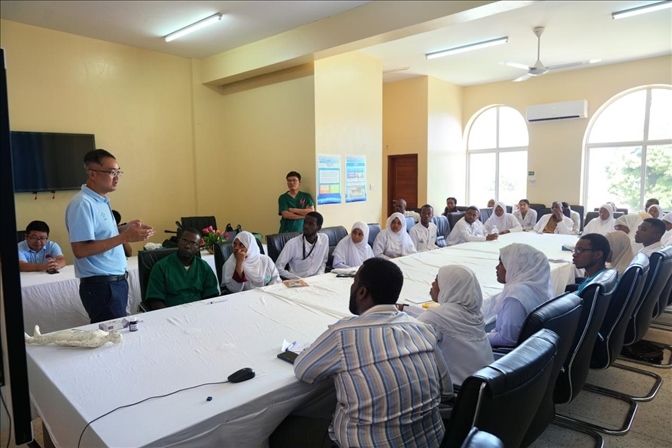 韋長群醫(yī)生進(jìn)行中醫(yī)講座。中國援桑醫(yī)療隊(duì)供圖