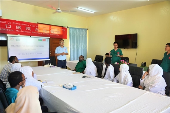 隊(duì)長蔣國慶和韋長群醫(yī)生一起解答問題。中國援桑醫(yī)療隊(duì)供圖