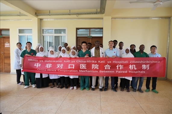 醫(yī)療隊(duì)隊(duì)員和當(dāng)?shù)蒯t(yī)生們合影。中國援桑醫(yī)療隊(duì)供圖