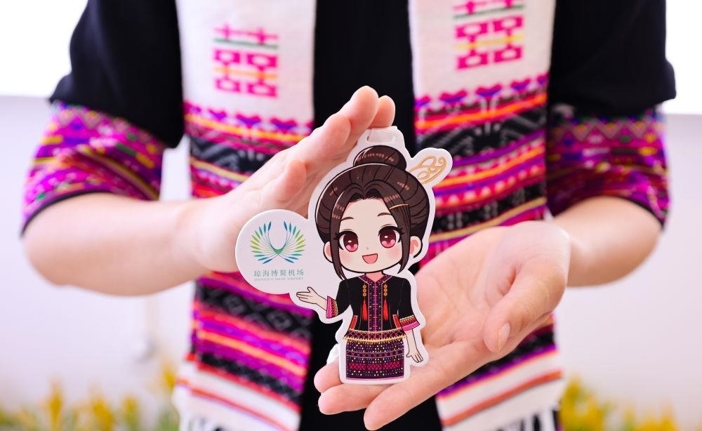 △2024年3月22日，博鰲機場工作人員展示“博鰲香”香氛卡片。