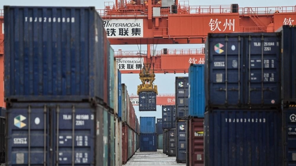 △2023年5月11日，在廣西欽州鐵路集裝箱中心站，塔吊在下卸集裝箱。近年來，在RCEP政策紅利推動下，中國與東盟產(chǎn)業(yè)合作不斷深化，助力區(qū)域經(jīng)濟發(fā)展。