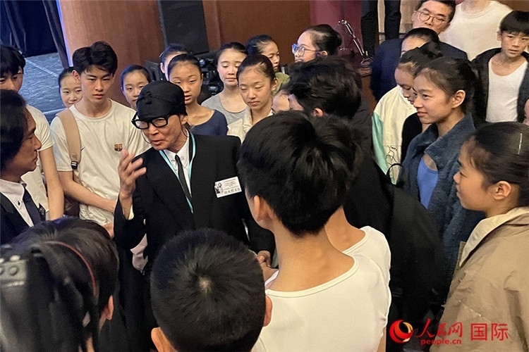 松山芭蕾舞團(tuán)總代表清水哲太郎與中央芭蕾舞團(tuán)舞蹈學(xué)校的學(xué)生們交流。人民網(wǎng)記者 張麗婭攝