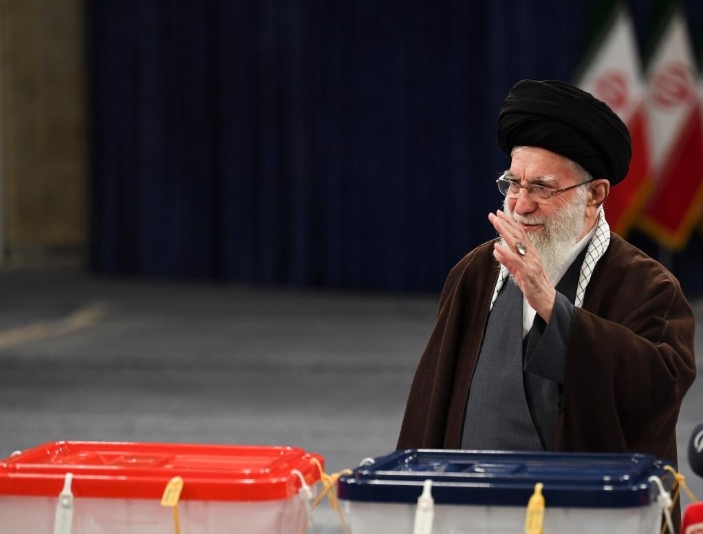 3月1日，在伊朗首都德黑蘭，伊朗最高領(lǐng)袖哈梅內(nèi)伊在設(shè)于領(lǐng)袖府內(nèi)的投票站投票。新華社記者沙達(dá)提攝